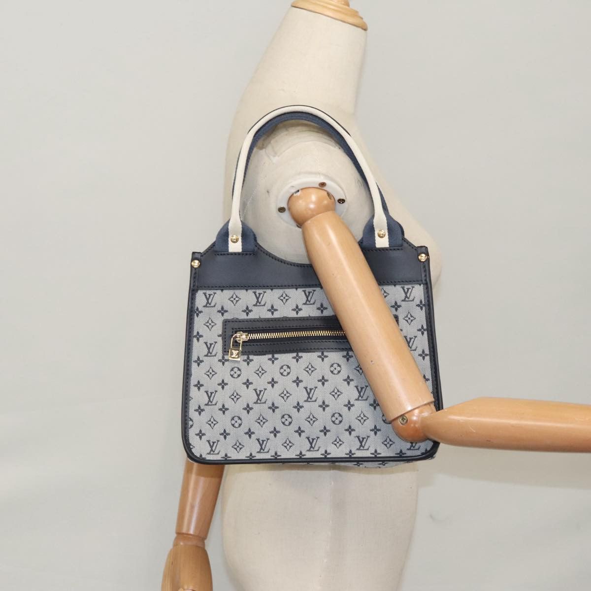 Louis Vuitton Catherine Grey Canvas Handbag (Pre-Owned) Size ONE SIZE - 17 Thumbnail