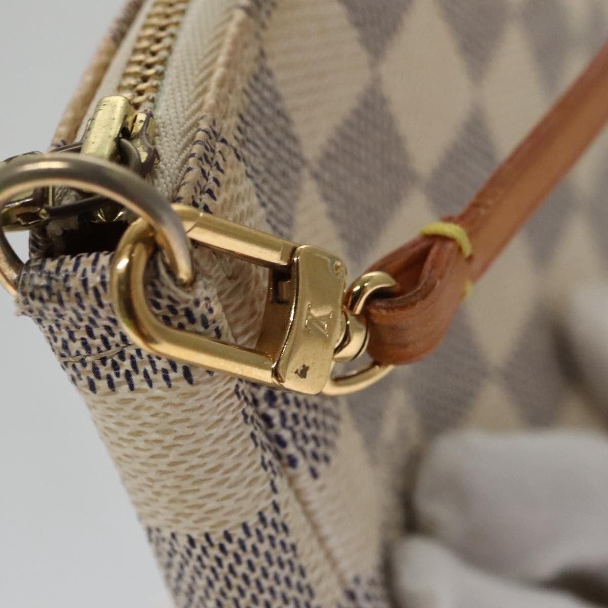 Louis Vuitton Pochette Accessoire White Canvas Clutch Bag (Pre-Owned) Size ONE SIZE - 12 Thumbnail
