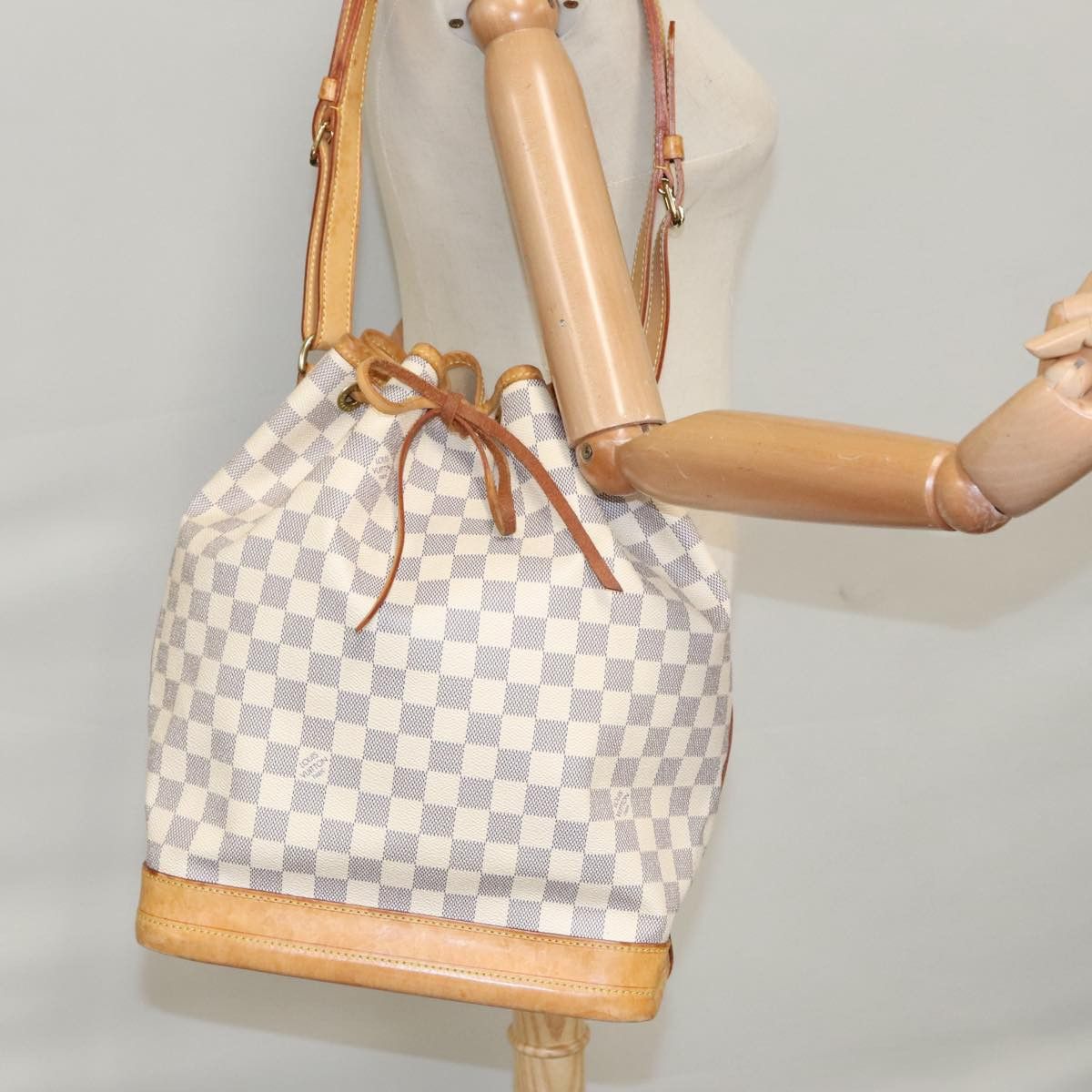 Louis Vuitton Noe White Canvas Shoulder Bag (Pre-Owned) Size ONE SIZE - 20 Thumbnail
