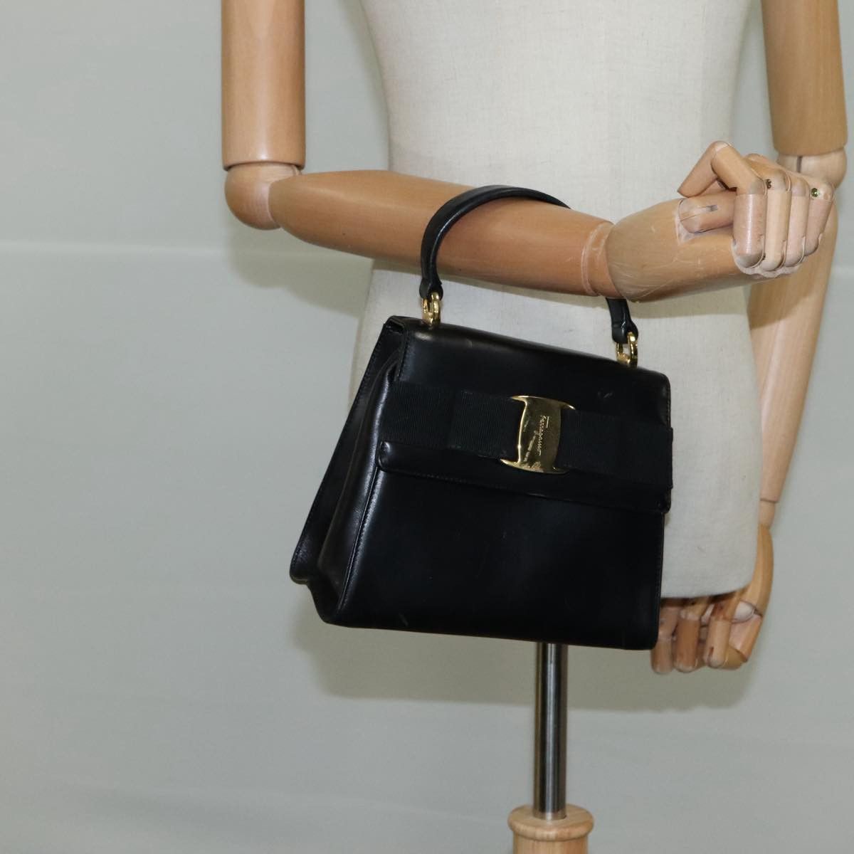 Salvatore Ferragamo Vara Black Leather Handbag (Pre-Owned) Size ONE SIZE - 19 Thumbnail