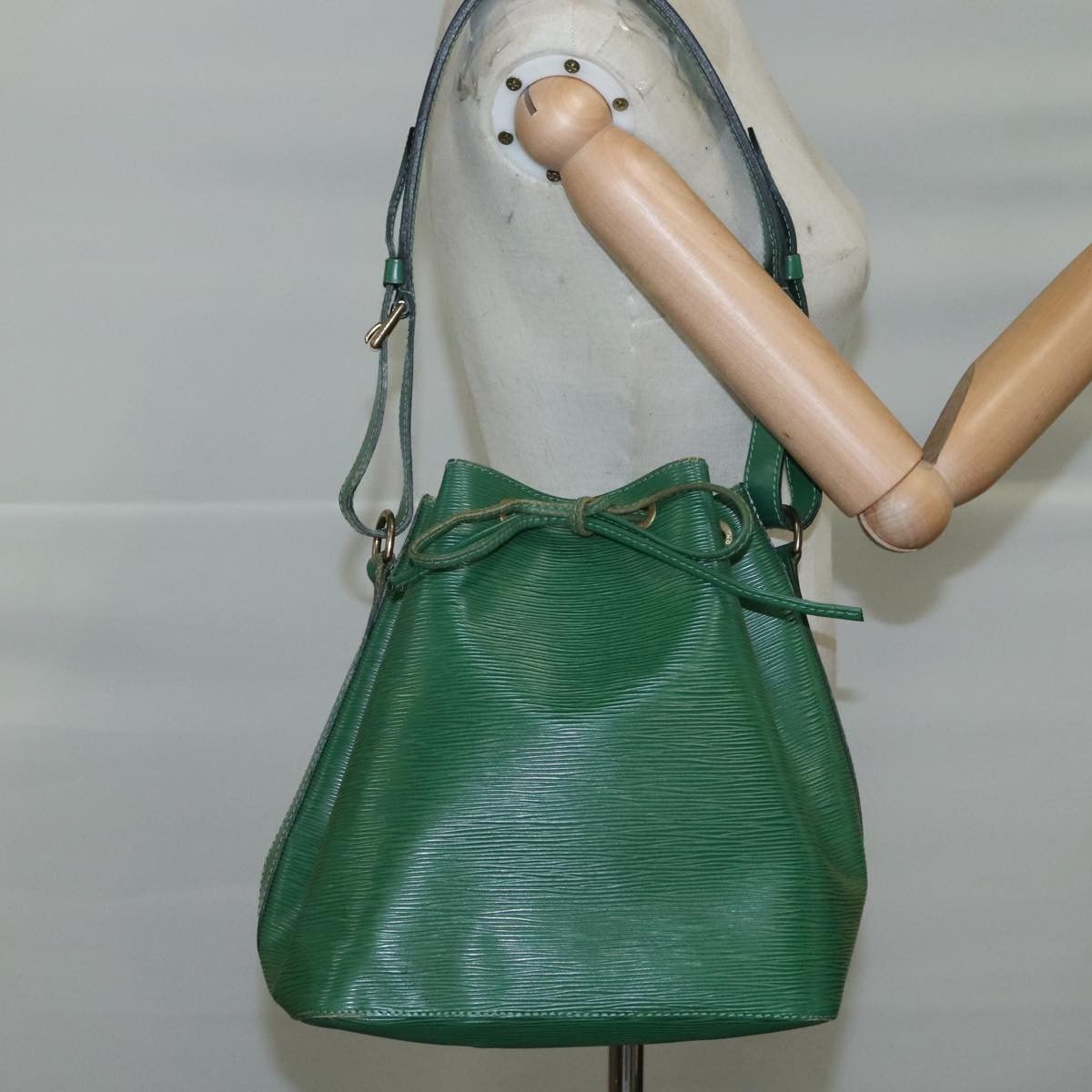 Louis Vuitton Noé Green Leather Shoulder Bag (Pre-Owned) Size ONE SIZE - 11 Thumbnail