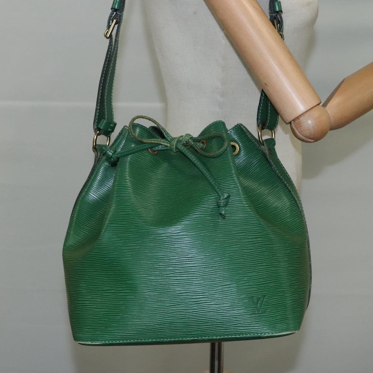Louis Vuitton Petit Noé Green Leather Shoulder Bag (Pre-Owned) Size ONE SIZE - 15 Thumbnail