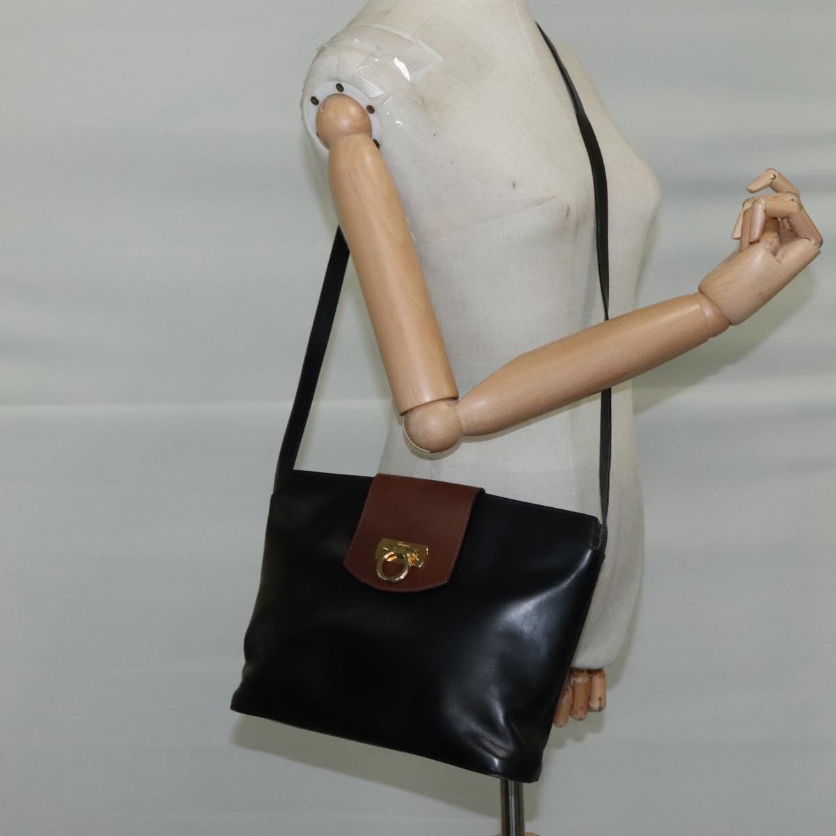 Salvatore Ferragamo Gancini Black Leather Shoulder Bag (Pre-Owned) Size ONE SIZE - 18 Thumbnail