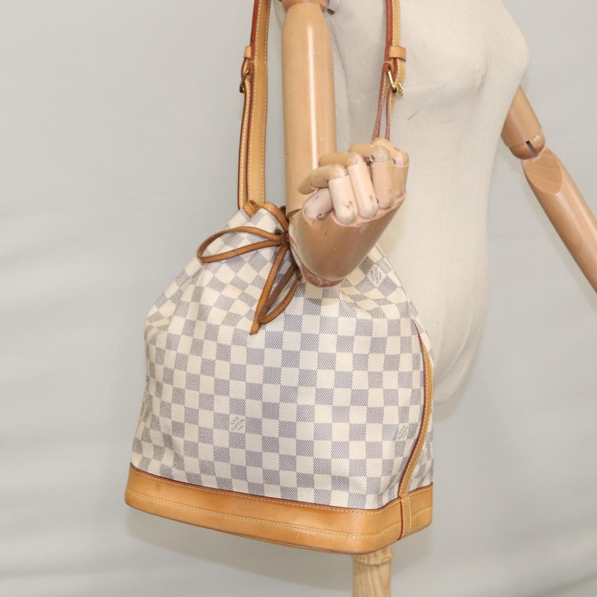 Louis Vuitton Noe White Canvas Shoulder Bag (Pre-Owned) Size ONE SIZE - 20 Thumbnail