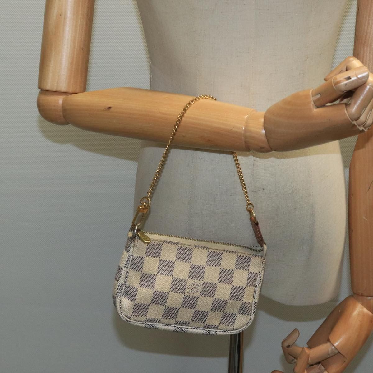 Louis Vuitton Mini Pochette Accessoires White Canvas Clutch Bag Size ONE SIZE - 16 Thumbnail