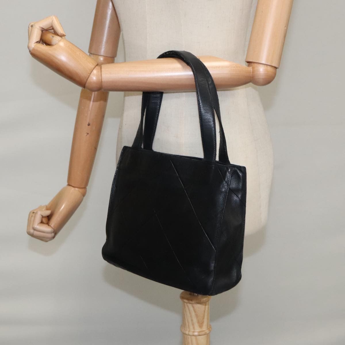 Chanel Black Leather Handbag (Pre-Owned) Size ONE SIZE - 16 Thumbnail