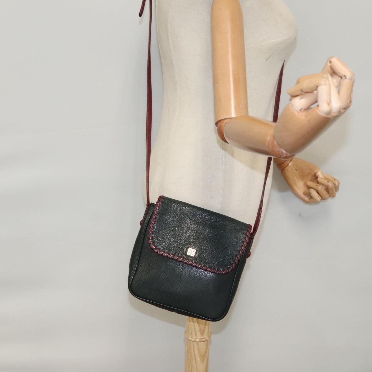 Givenchy Black Leather Shoulder Bag (Pre-Owned) Size ONE SIZE - 15 Thumbnail