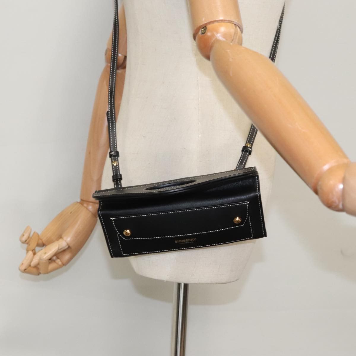 Burberry Pocket Bag Black Leather Handbag (Pre-Owned) Size ONE SIZE - 13 Thumbnail