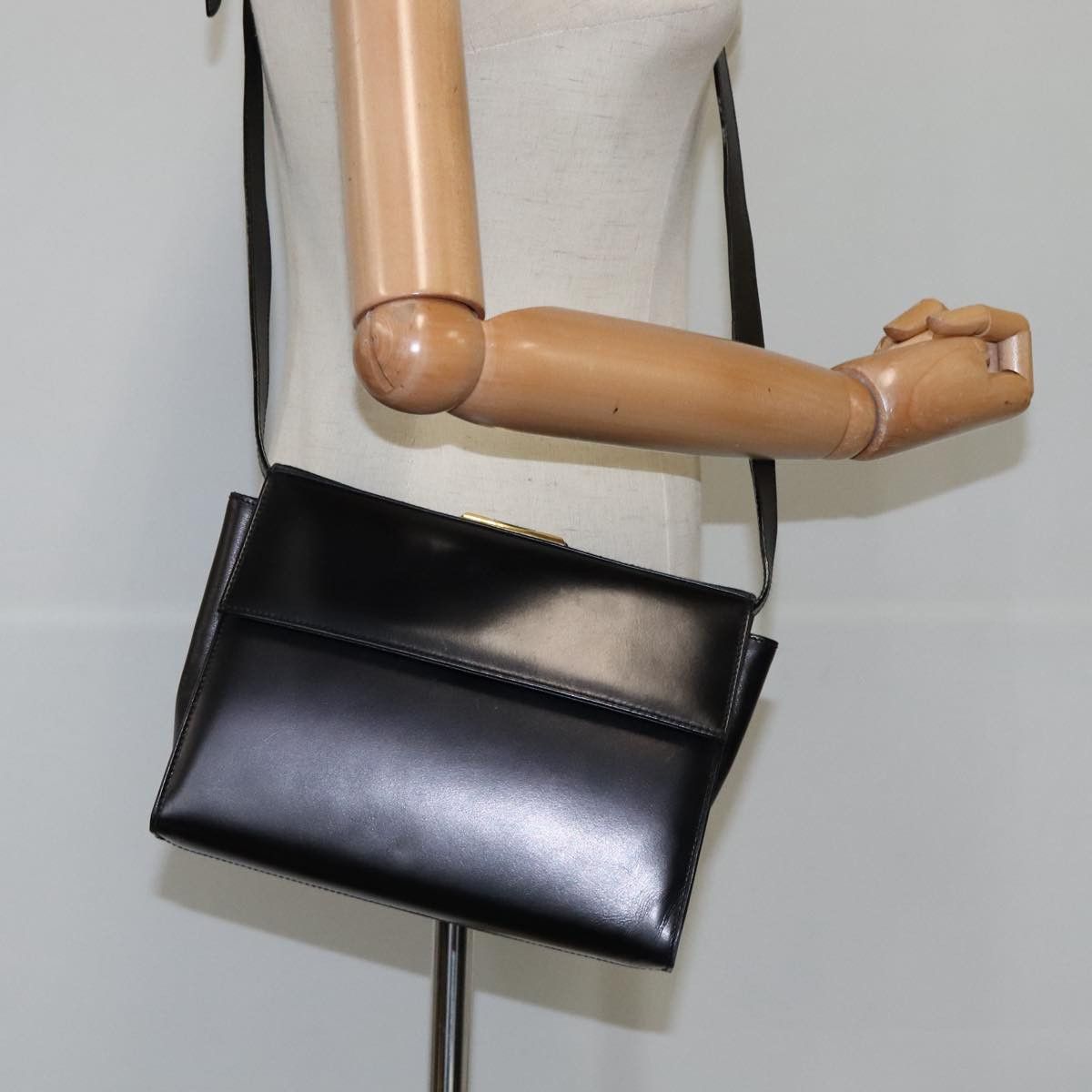 Salvatore Ferragamo Gancini Black Leather Shoulder Bag (Pre-Owned) Size ONE SIZE - 14 Thumbnail