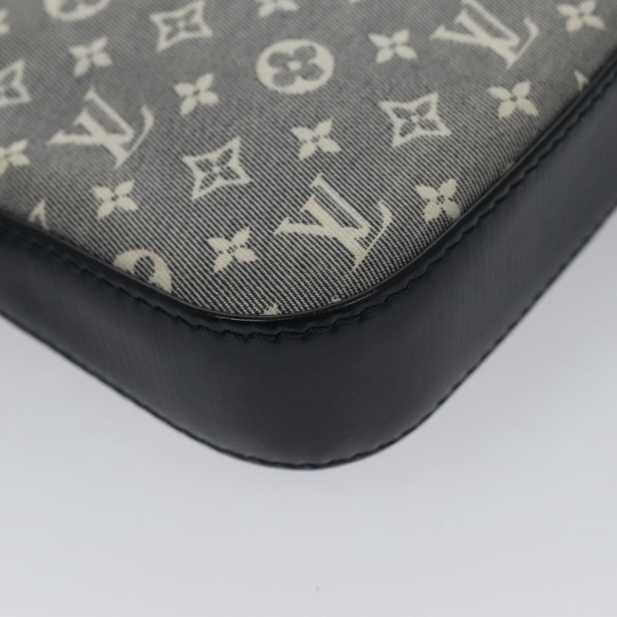 Louis Vuitton Pochette Accessoire Grey Canvas Clutch Bag (Pre-Owned) Size ONE SIZE - 9 Thumbnail