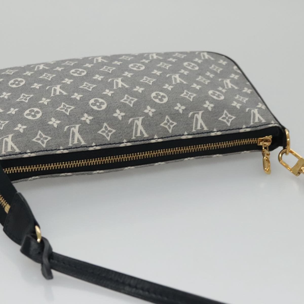 Louis Vuitton Pochette Accessoire Grey Canvas Clutch Bag (Pre-Owned) Size ONE SIZE - 18 Thumbnail