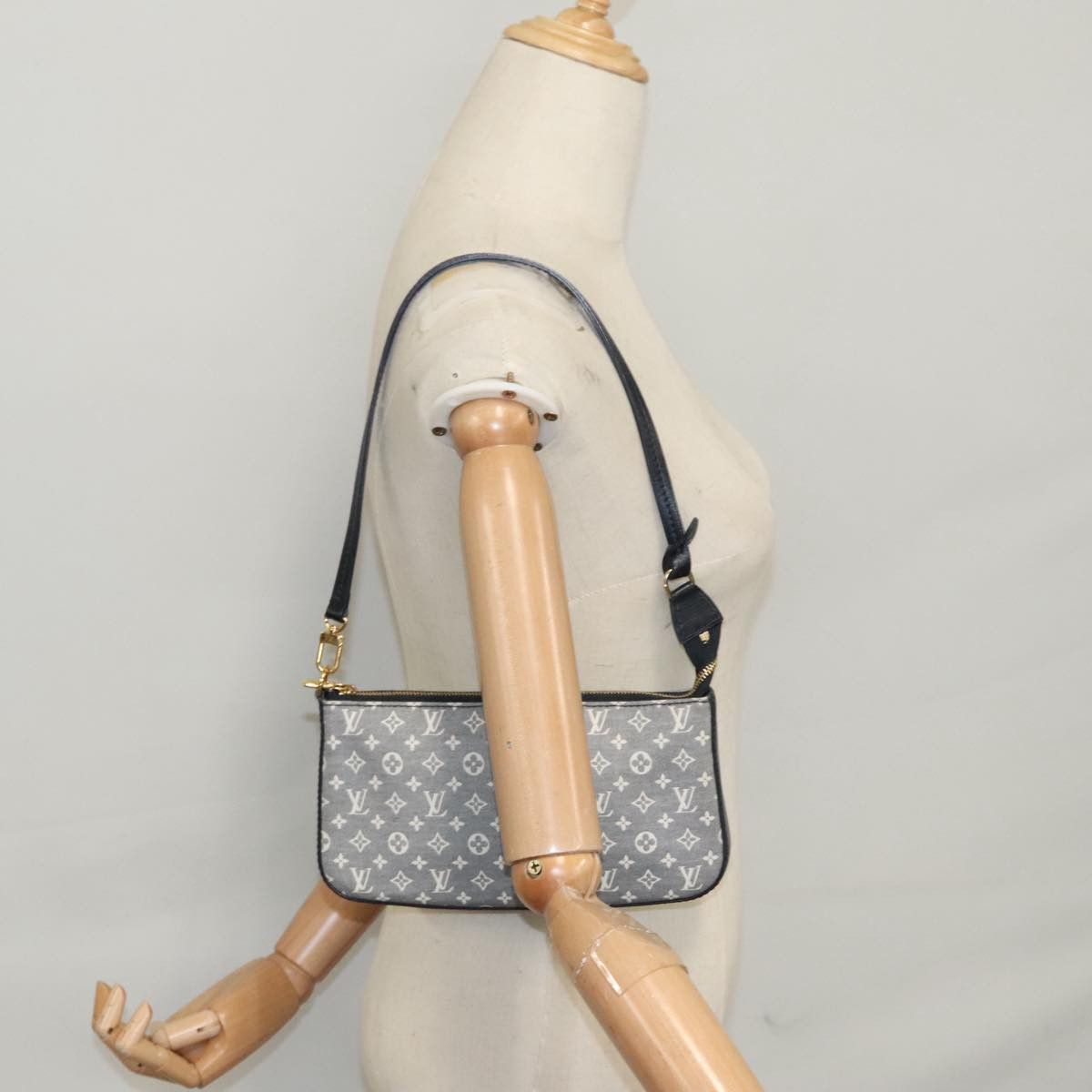 Louis Vuitton Pochette Accessoire Grey Canvas Clutch Bag (Pre-Owned) Size ONE SIZE - 16 Thumbnail
