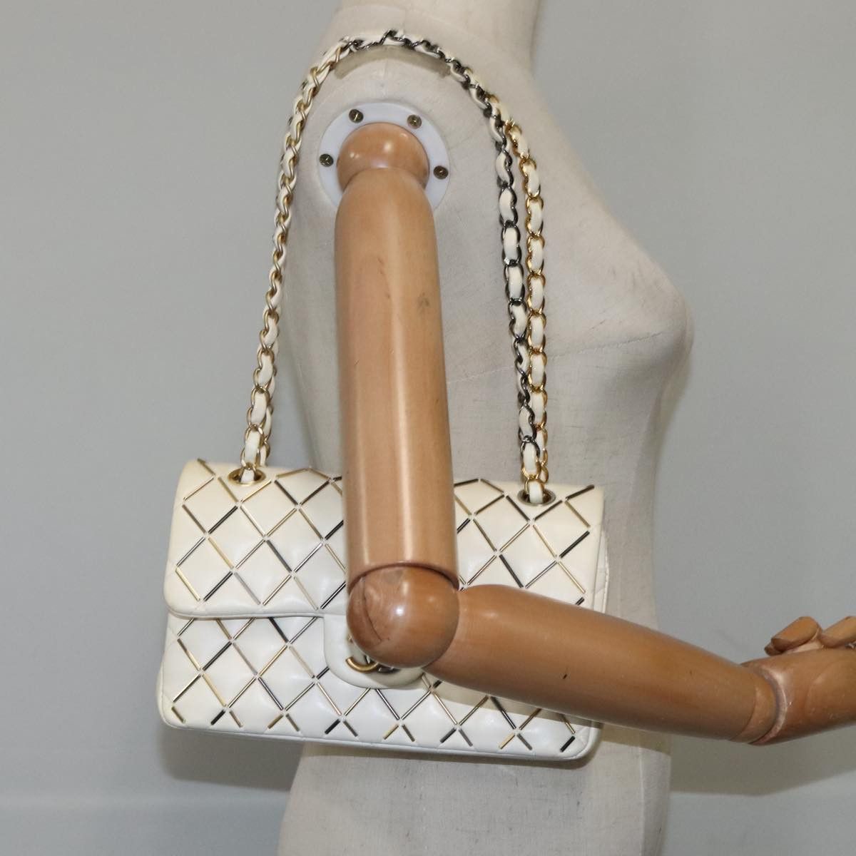 Chanel Timeless White Leather Shoulder Bag (Pre-Owned) Size ONE SIZE - 19 Thumbnail