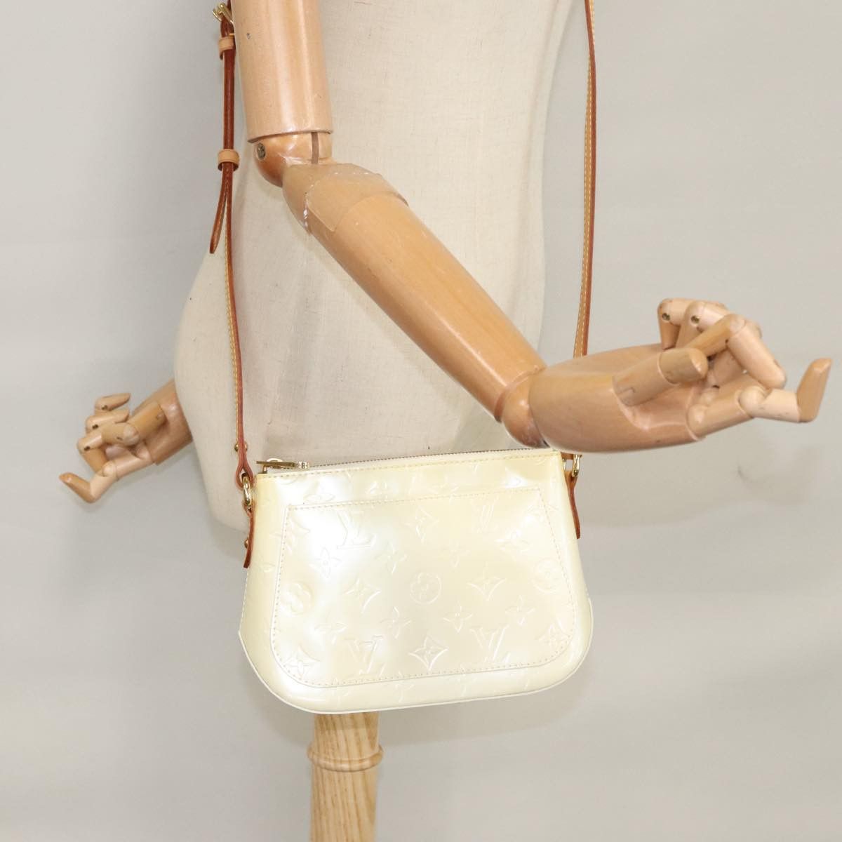 Louis Vuitton Minna White Patent Leather Shoulder Bag (Pre-Owned) Size ONE SIZE - 16 Thumbnail