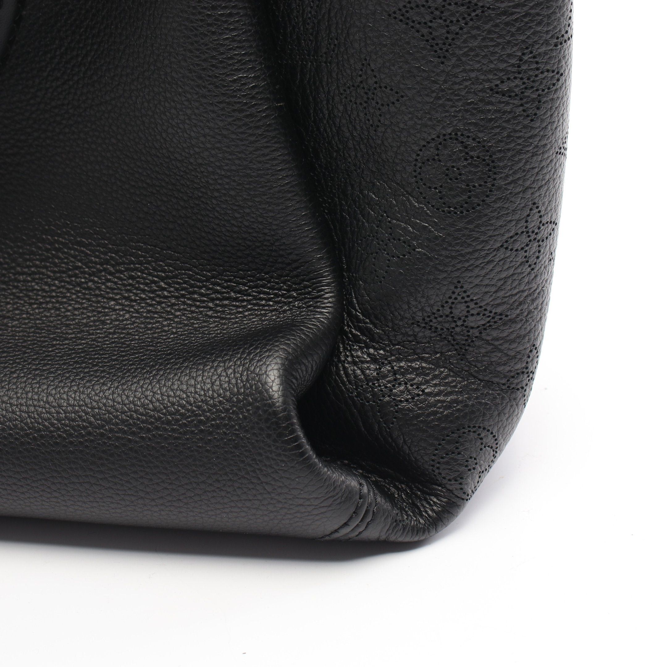 Louis Vuitton Louis Vuitton Omea Haumea Mahina Noir Handbag Leather Black Size ONE SIZE - 8 Thumbnail