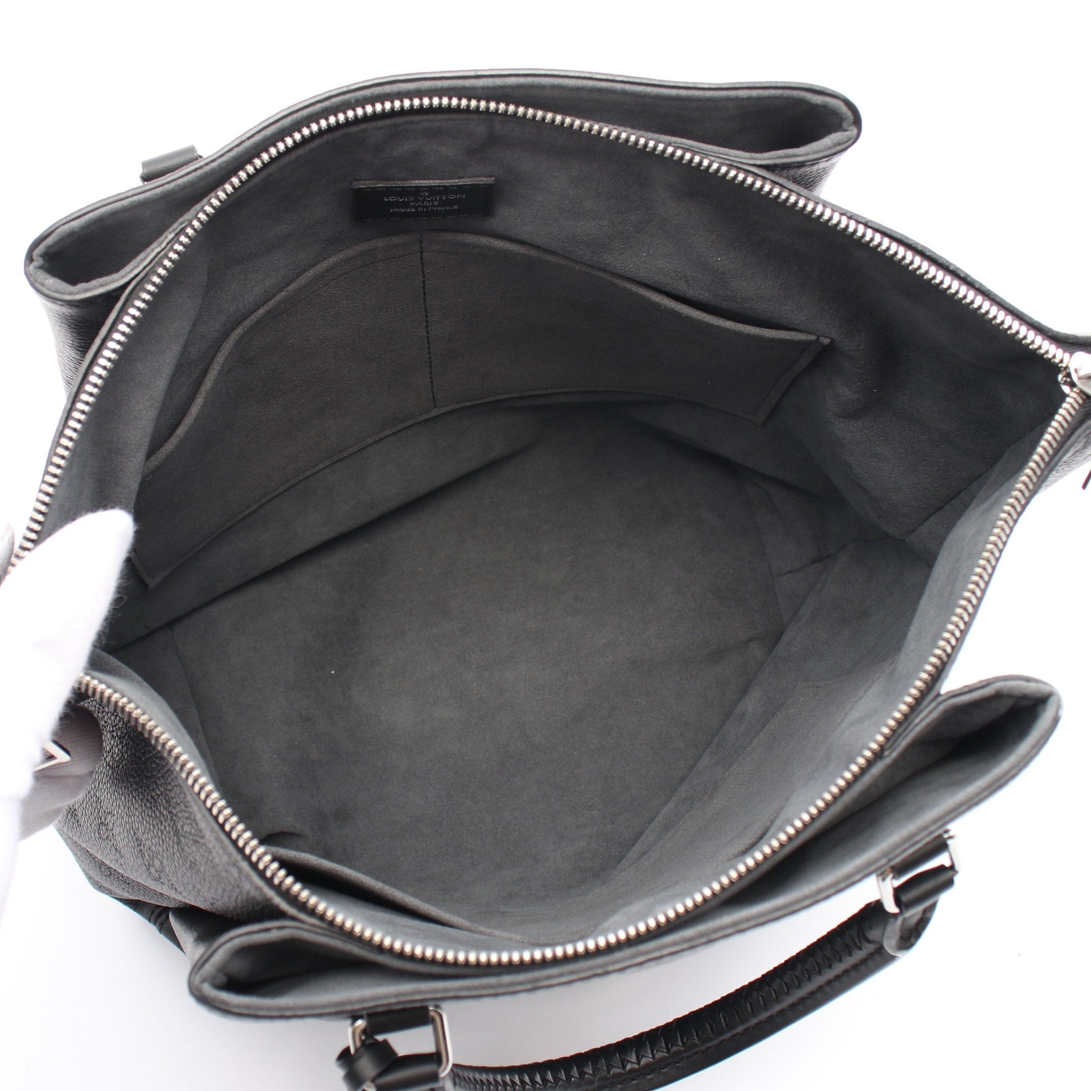 Louis Vuitton Louis Vuitton Omea Haumea Mahina Noir Handbag Leather Black Size ONE SIZE - 3 Thumbnail