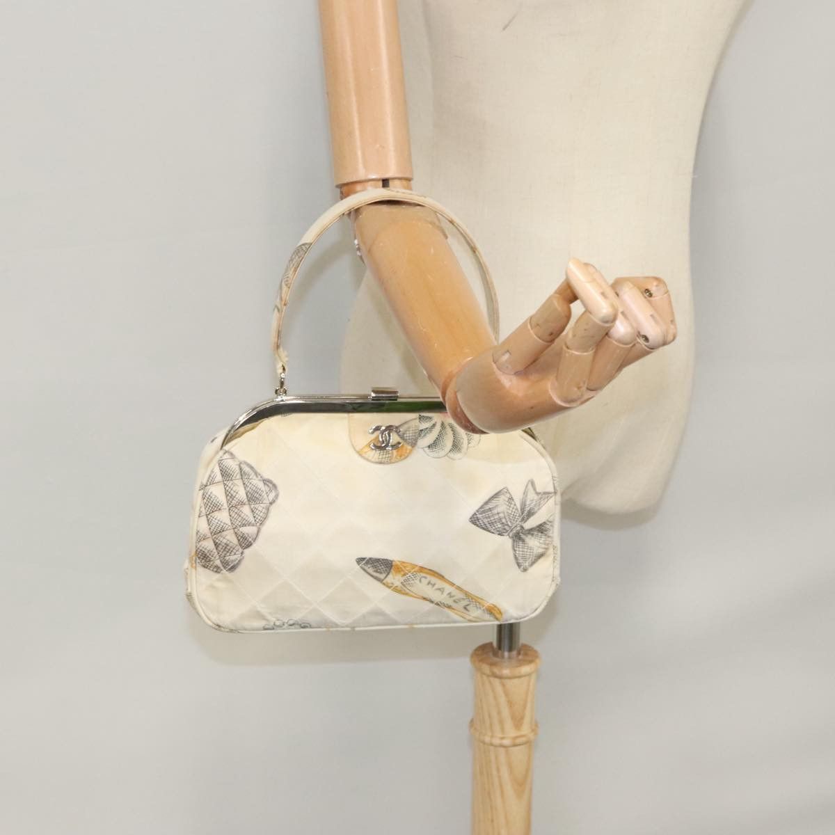 Chanel White Canvas Handbag (Pre-Owned) Size ONE SIZE - 16 Thumbnail