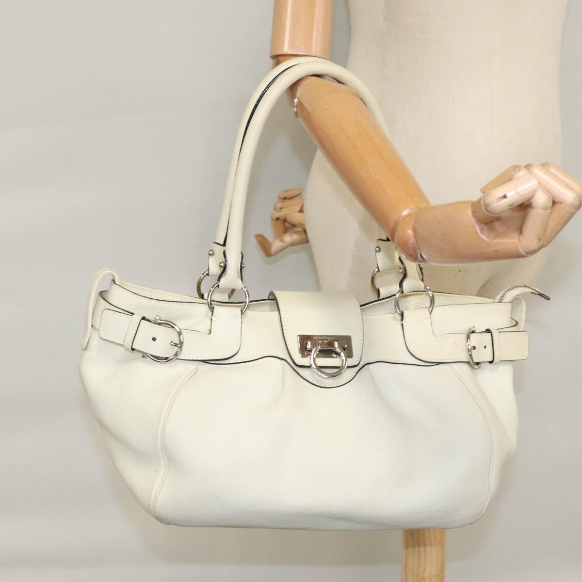 Salvatore Ferragamo Gancini White Leather Handbag (Pre-Owned) Size ONE SIZE - 19 Thumbnail