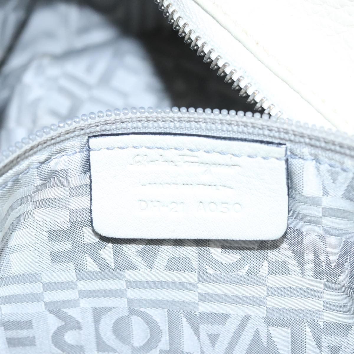 Salvatore Ferragamo Gancini White Leather Handbag (Pre-Owned) Size ONE SIZE - 18 Thumbnail