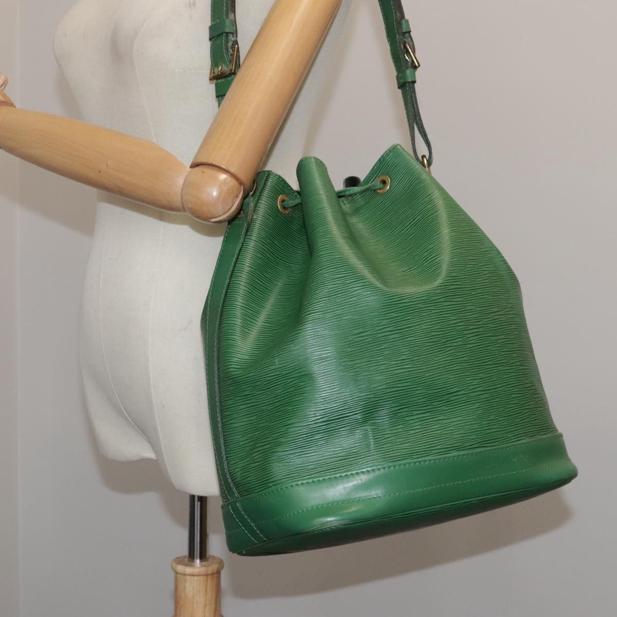 Louis Vuitton Noe Green Leather Shoulder Bag (Pre-Owned) Size ONE SIZE - 17 Thumbnail