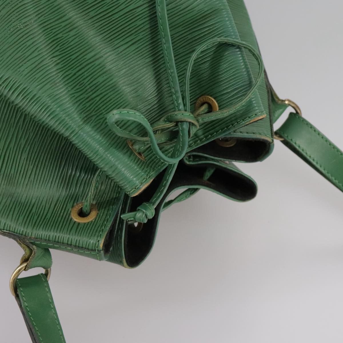 Louis Vuitton Noe Green Leather Shoulder Bag (Pre-Owned) Size ONE SIZE - 14 Thumbnail
