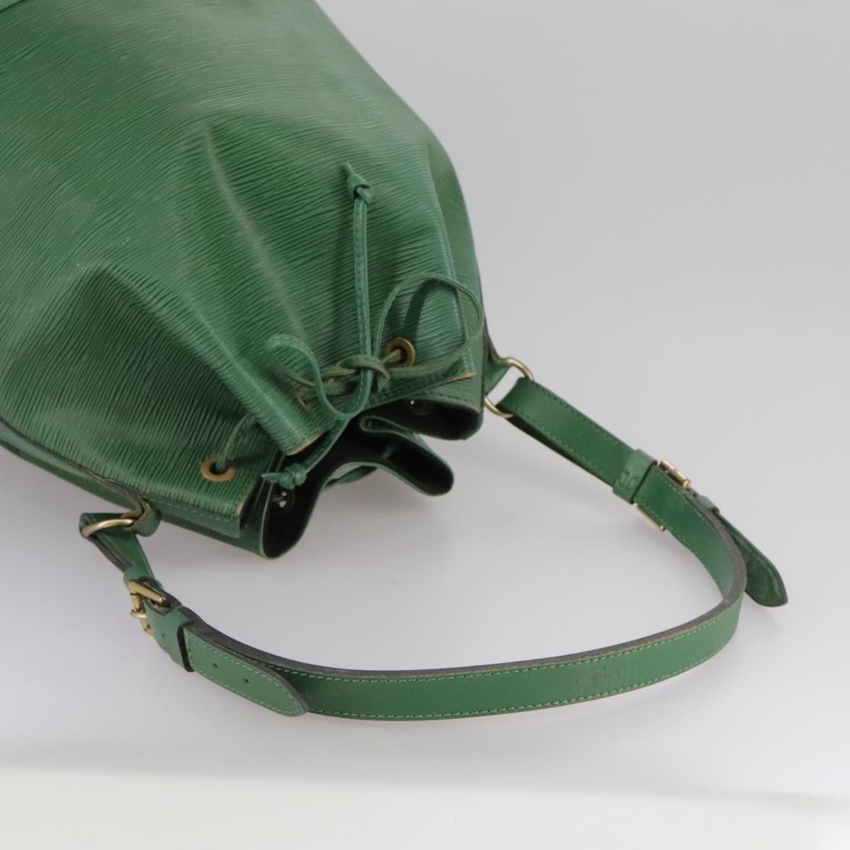 Louis Vuitton Noe Green Leather Shoulder Bag (Pre-Owned) Size ONE SIZE - 5 Thumbnail