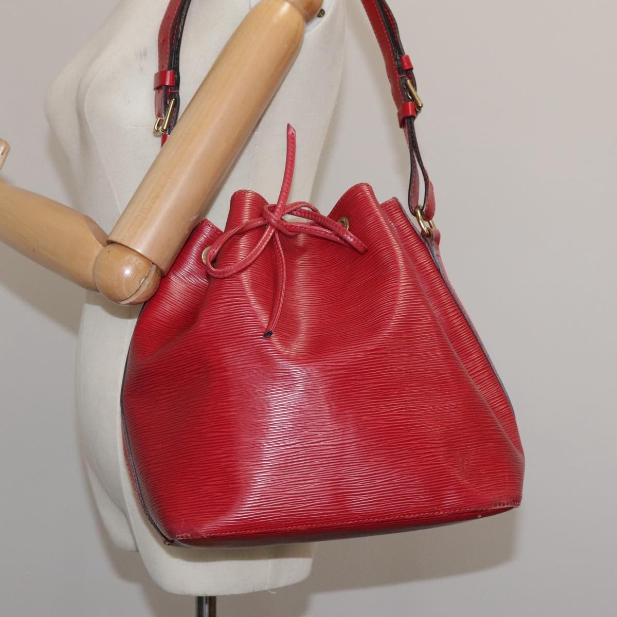 Louis Vuitton Petit Noé Red Leather Shoulder Bag (Pre-Owned) Size ONE SIZE - 18 Thumbnail