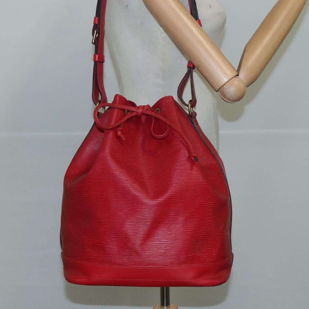 Louis Vuitton Noé Red Leather Shoulder Bag (Pre-Owned) Size ONE SIZE - 15 Thumbnail