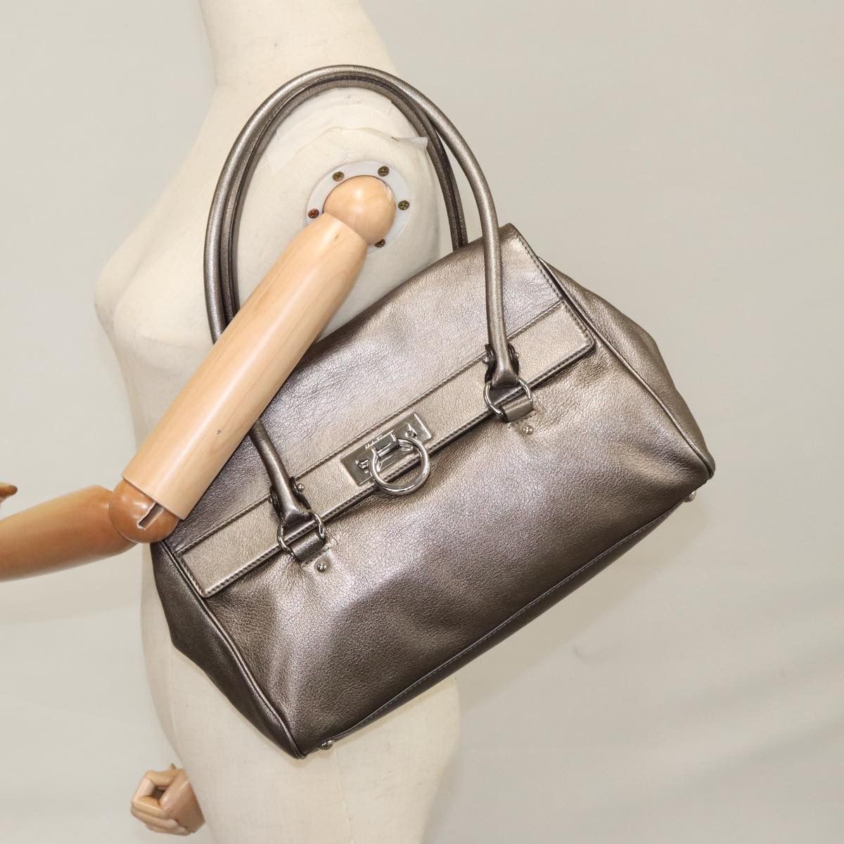 Salvatore Ferragamo Gancini Silver Leather Handbag (Pre-Owned) Size ONE SIZE - 16 Thumbnail