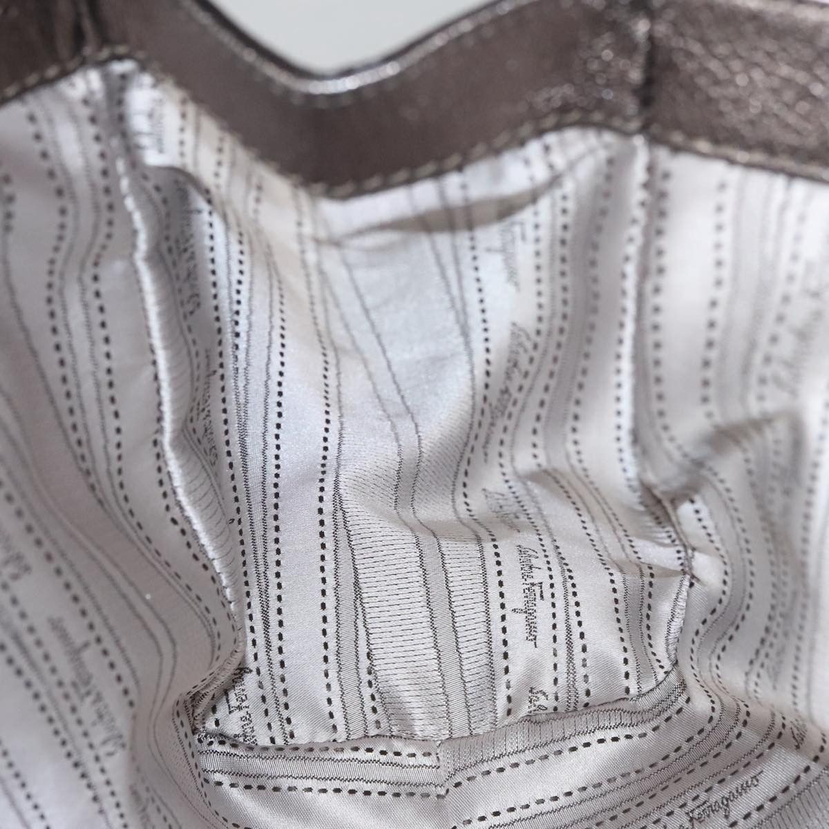 Salvatore Ferragamo Gancini Silver Leather Handbag (Pre-Owned) Size ONE SIZE - 20 Thumbnail