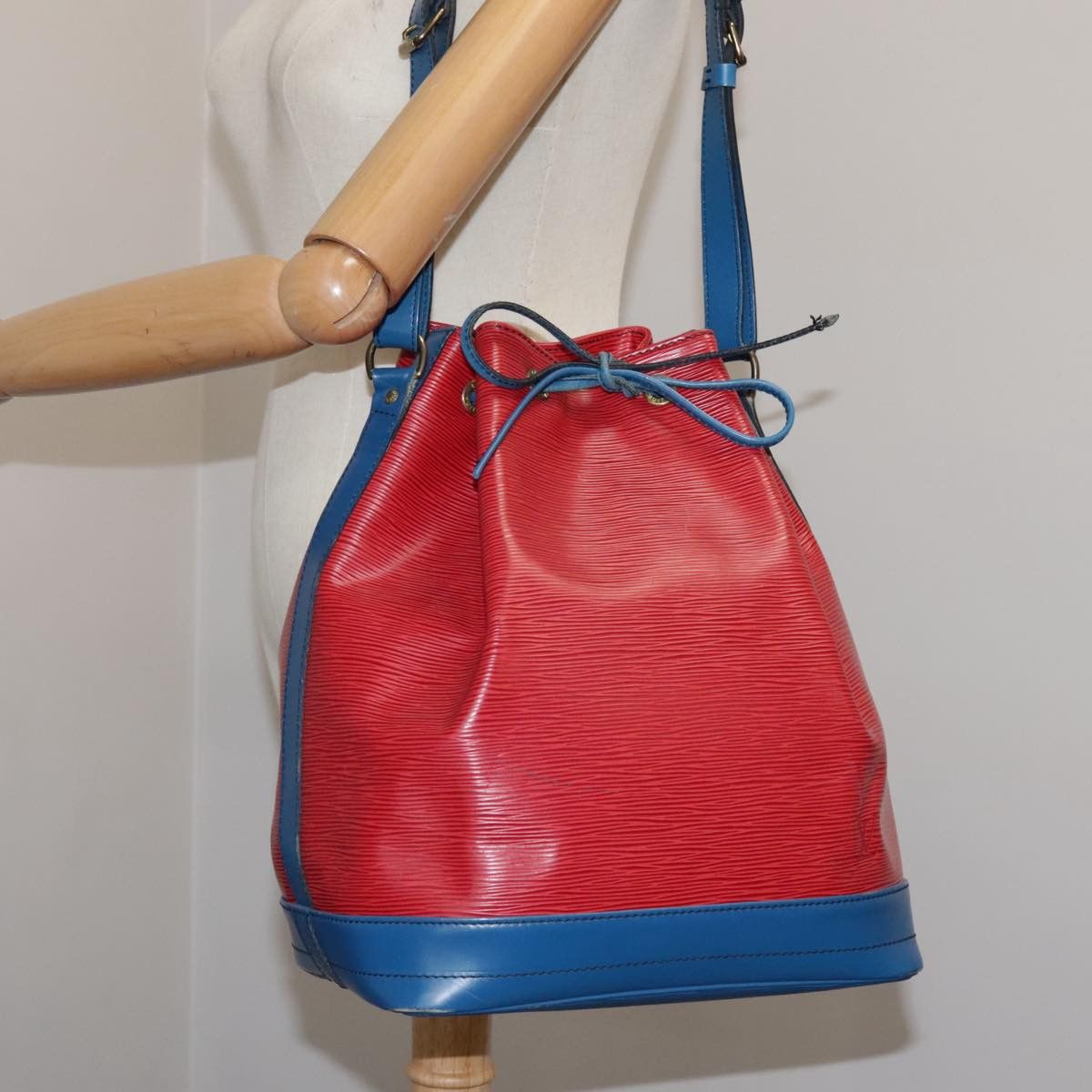 Louis Vuitton Noe Red Leather Shoulder Bag (Pre-Owned) Size ONE SIZE - 19 Thumbnail