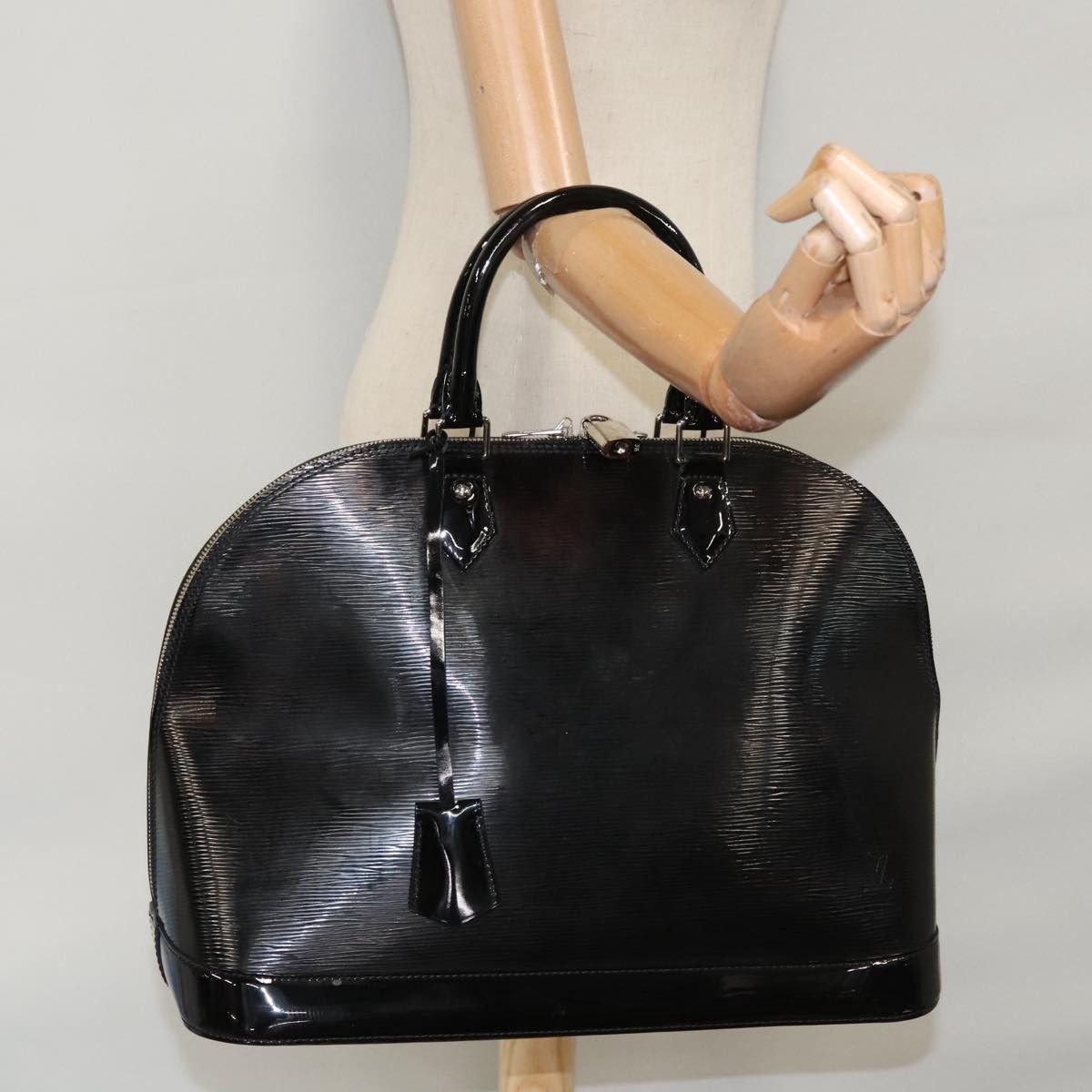 Louis Vuitton Alma Black Leather Handbag (Pre-Owned) Size ONE SIZE - 15 Thumbnail