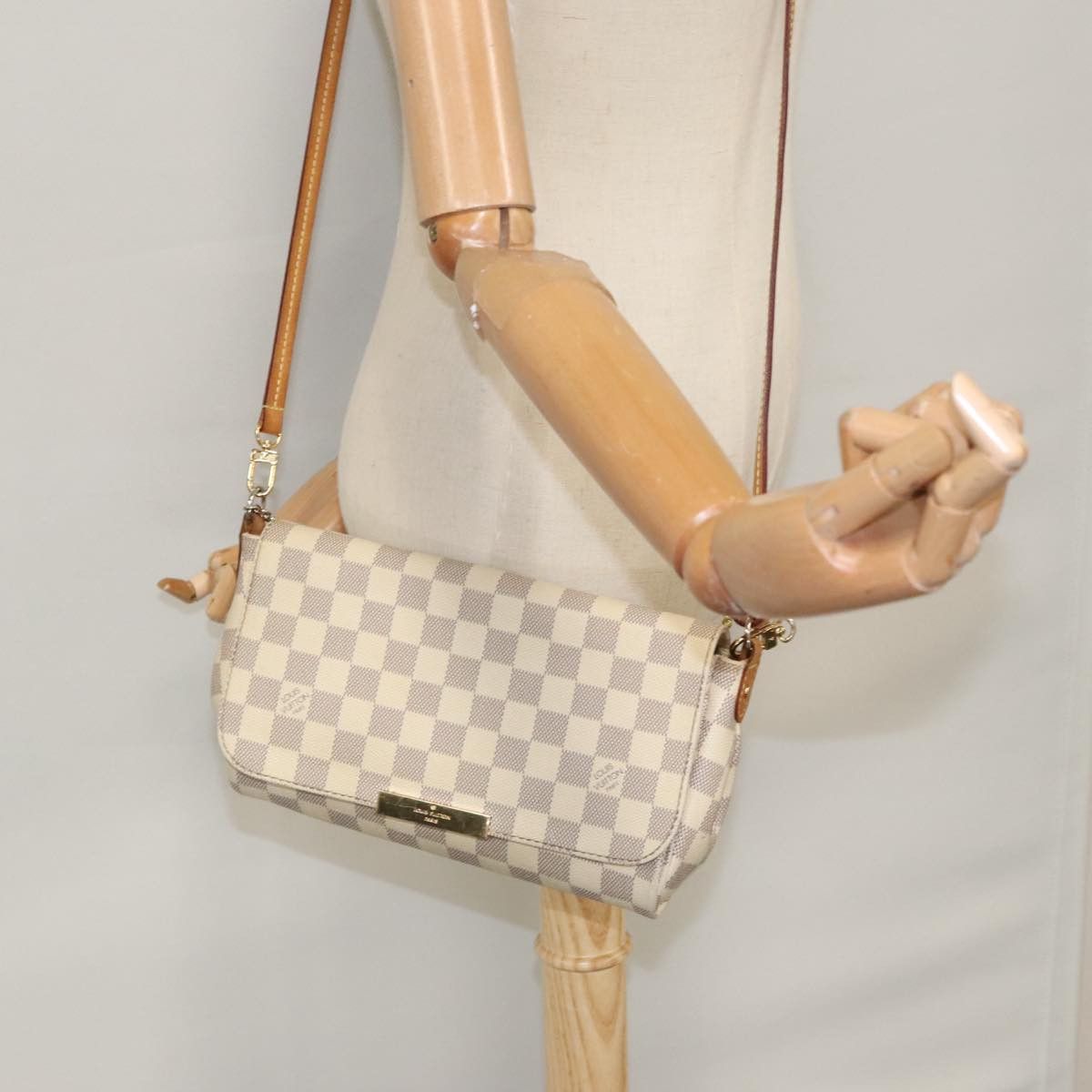 Louis Vuitton Favorite White Canvas Shoulder Bag (Pre-Owned) Size ONE SIZE - 17 Thumbnail