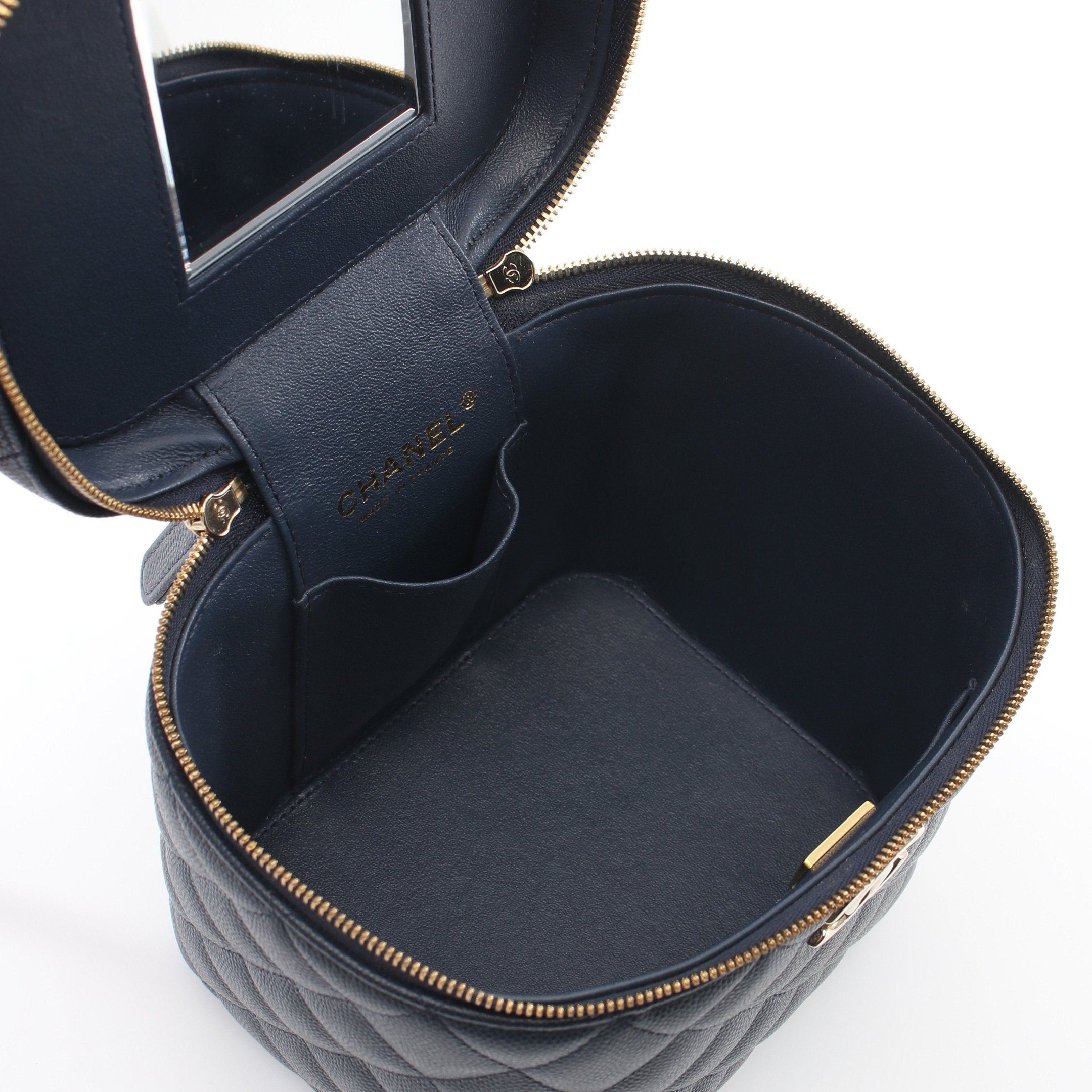 Chanel Chanel Matelasse Chain Shoulder Bag Caviar Skin Navy Gold Hardware Size ONE SIZE - 3 Thumbnail