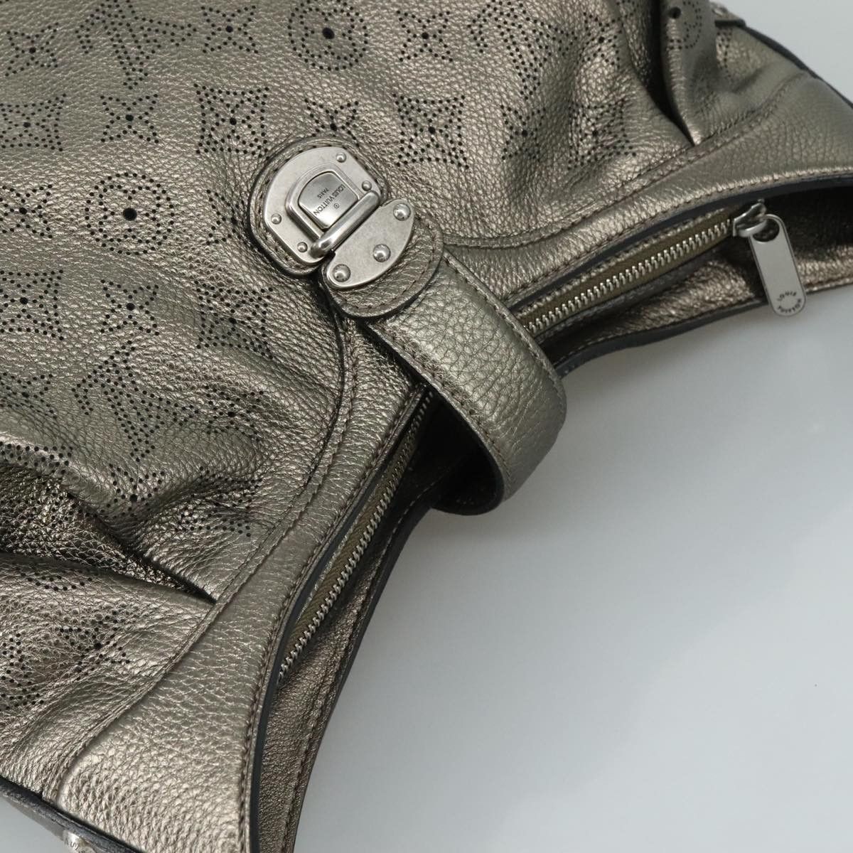 Louis Vuitton Xs Silver Leather Shoulder Bag (Pre-Owned) Size ONE SIZE - 17 Thumbnail