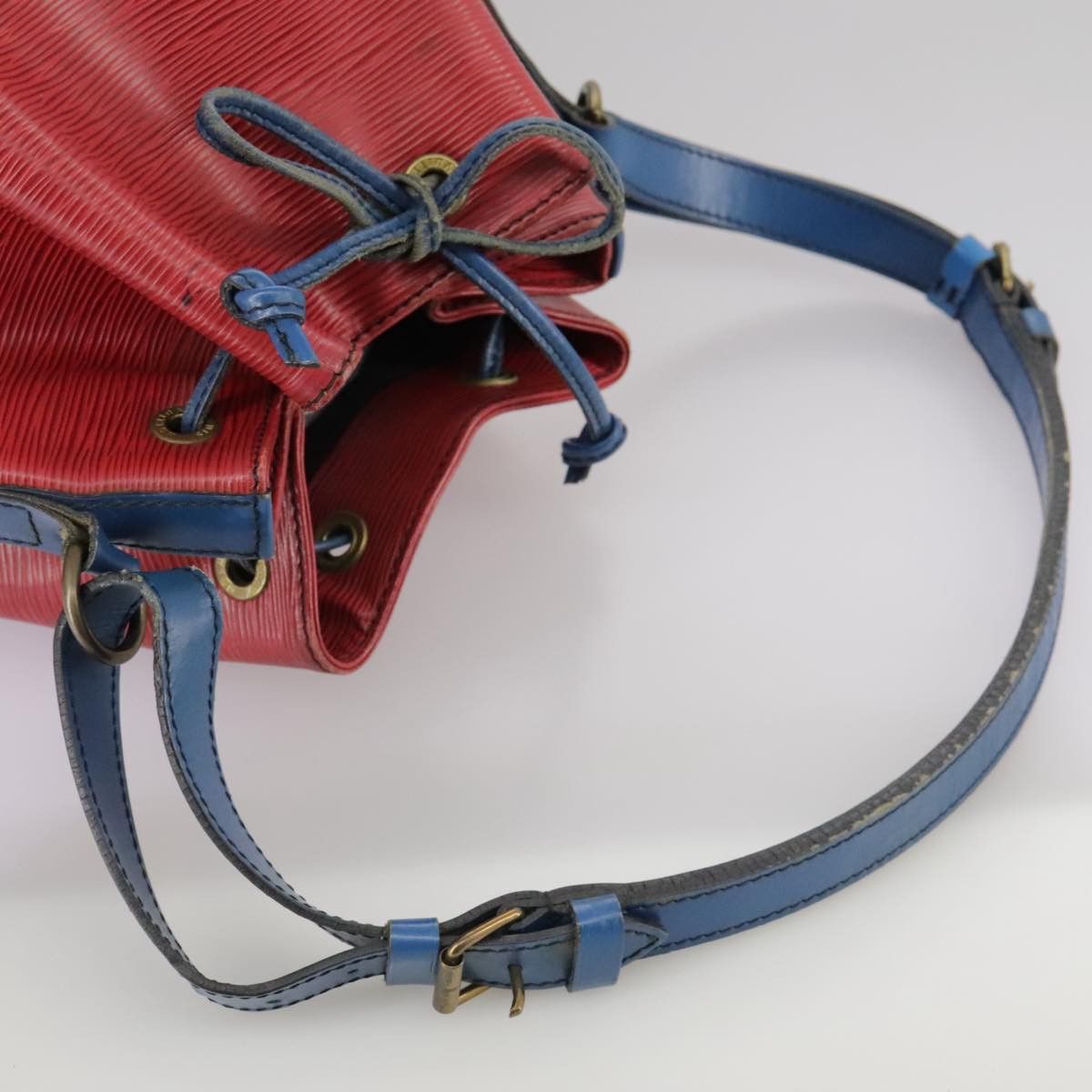 Louis Vuitton Noé Red Leather Shoulder Bag (Pre-Owned) Size ONE SIZE - 4 Thumbnail