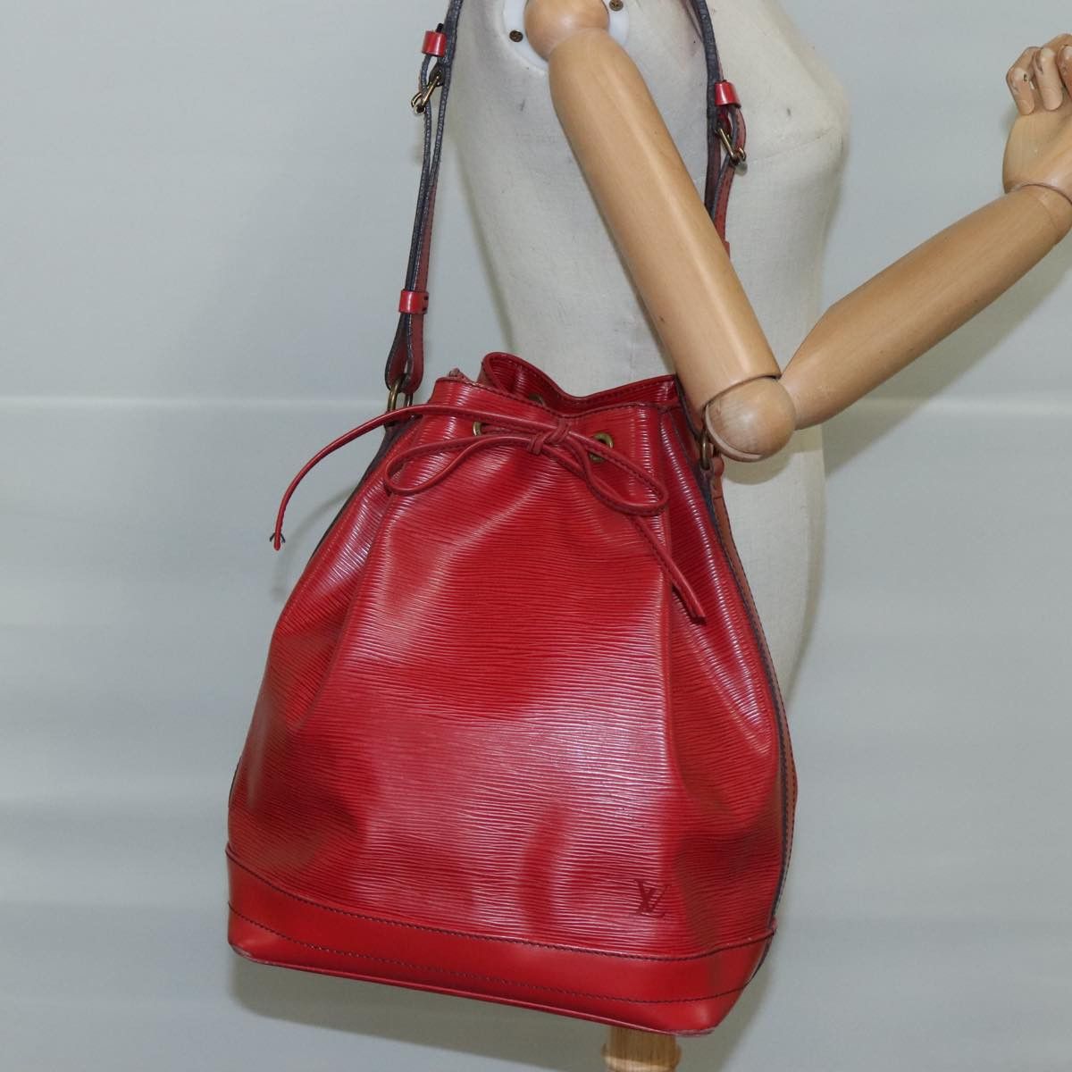 Louis Vuitton Noé Red Leather Shoulder Bag (Pre-Owned) Size ONE SIZE - 15 Thumbnail
