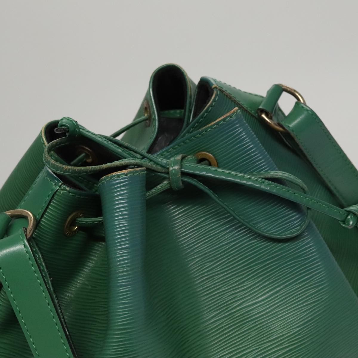 Louis Vuitton Noé Green Leather Shoulder Bag (Pre-Owned) Size ONE SIZE - 12 Thumbnail