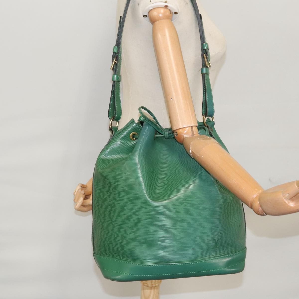 Louis Vuitton Noé Green Leather Shoulder Bag (Pre-Owned) Size ONE SIZE - 11 Thumbnail