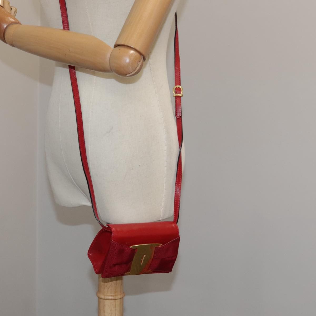 Salvatore Ferragamo Vara Red Leather Clutch Bag (Pre-Owned) Size ONE SIZE - 14 Thumbnail