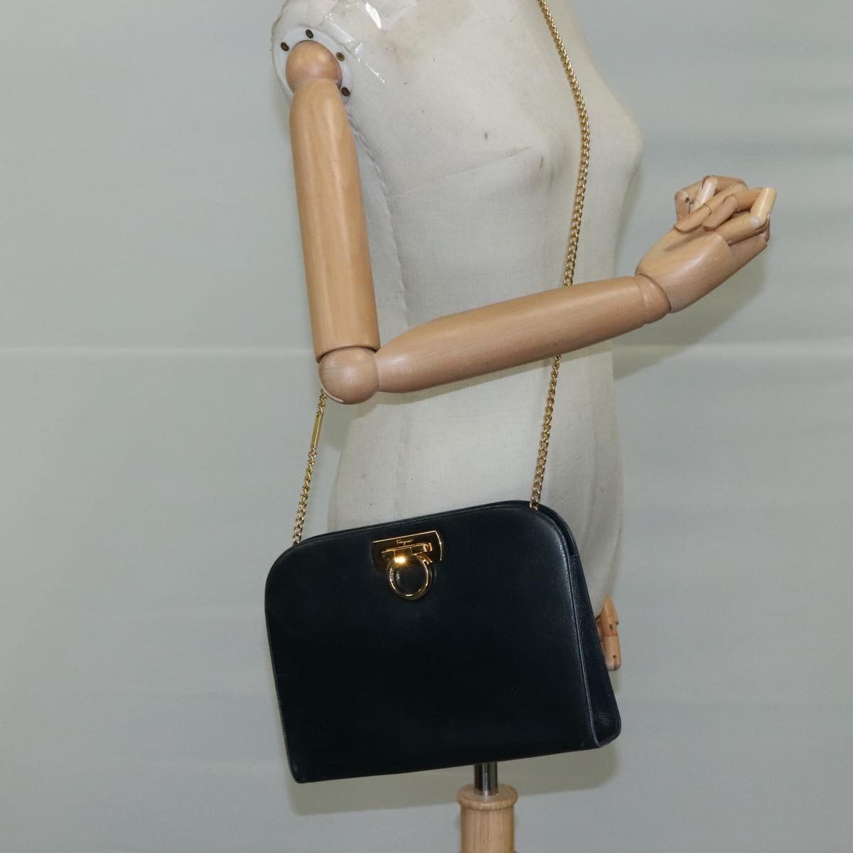 Salvatore Ferragamo Gancini Black Leather Shoulder Bag (Pre-Owned) Size ONE SIZE - 15 Thumbnail