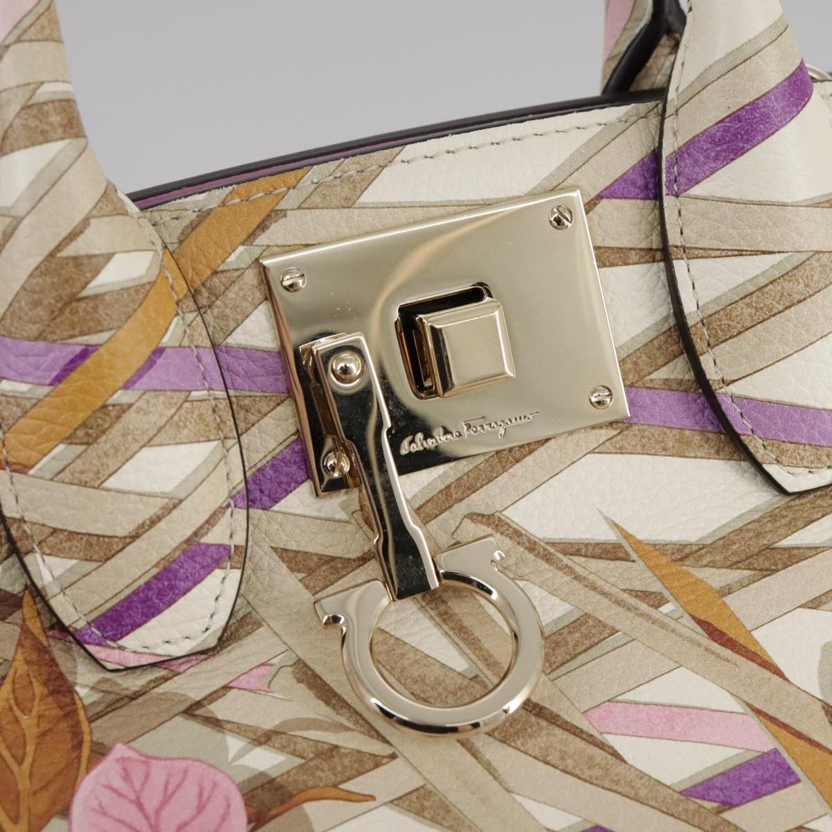 Salvatore Ferragamo Studio Beige Leather Handbag (Pre-Owned) Size ONE SIZE - 20 Thumbnail