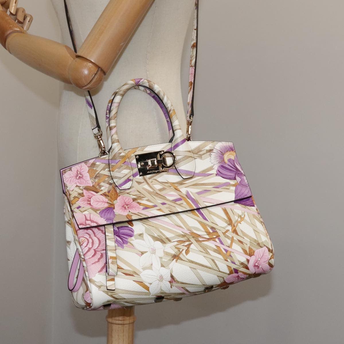 Salvatore Ferragamo Studio Beige Leather Handbag (Pre-Owned) Size ONE SIZE - 14 Thumbnail