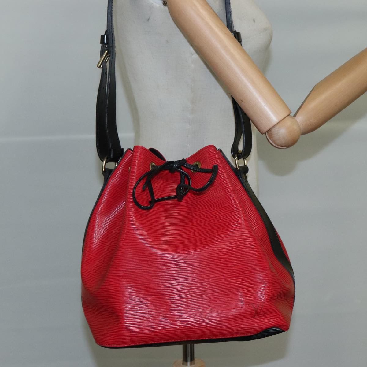 Louis Vuitton Noe Red Leather Shoulder Bag (Pre-Owned) Size ONE SIZE - 14 Thumbnail