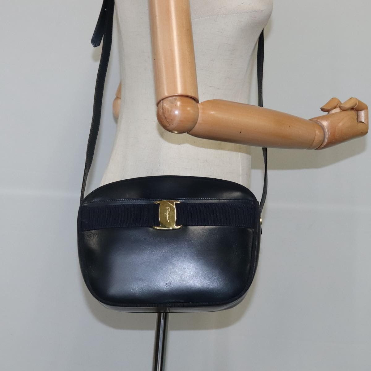 Salvatore Ferragamo Vara Navy Leather Shoulder Bag (Pre-Owned) Size ONE SIZE - 15 Thumbnail