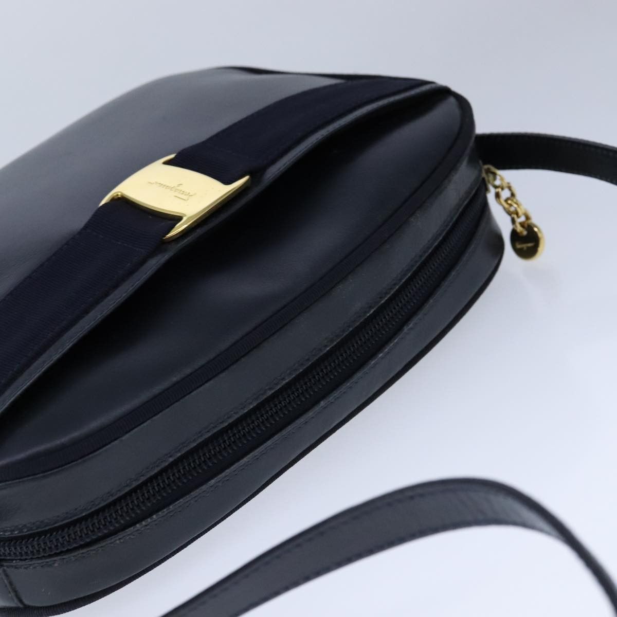 Salvatore Ferragamo Vara Navy Leather Shoulder Bag (Pre-Owned) Size ONE SIZE - 16 Thumbnail