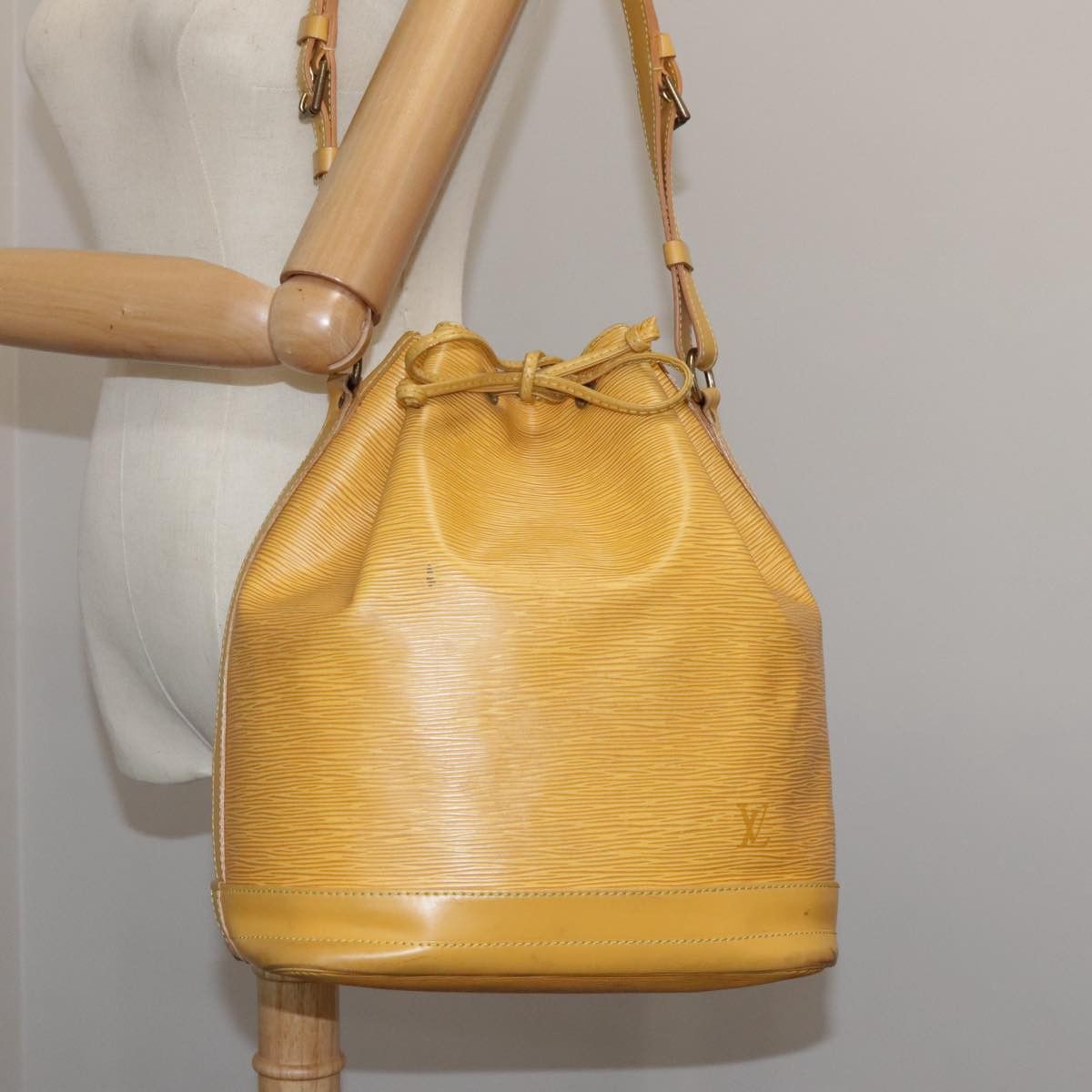 Louis Vuitton Noe Yellow Leather Shoulder Bag (Pre-Owned) Size ONE SIZE - 14 Thumbnail