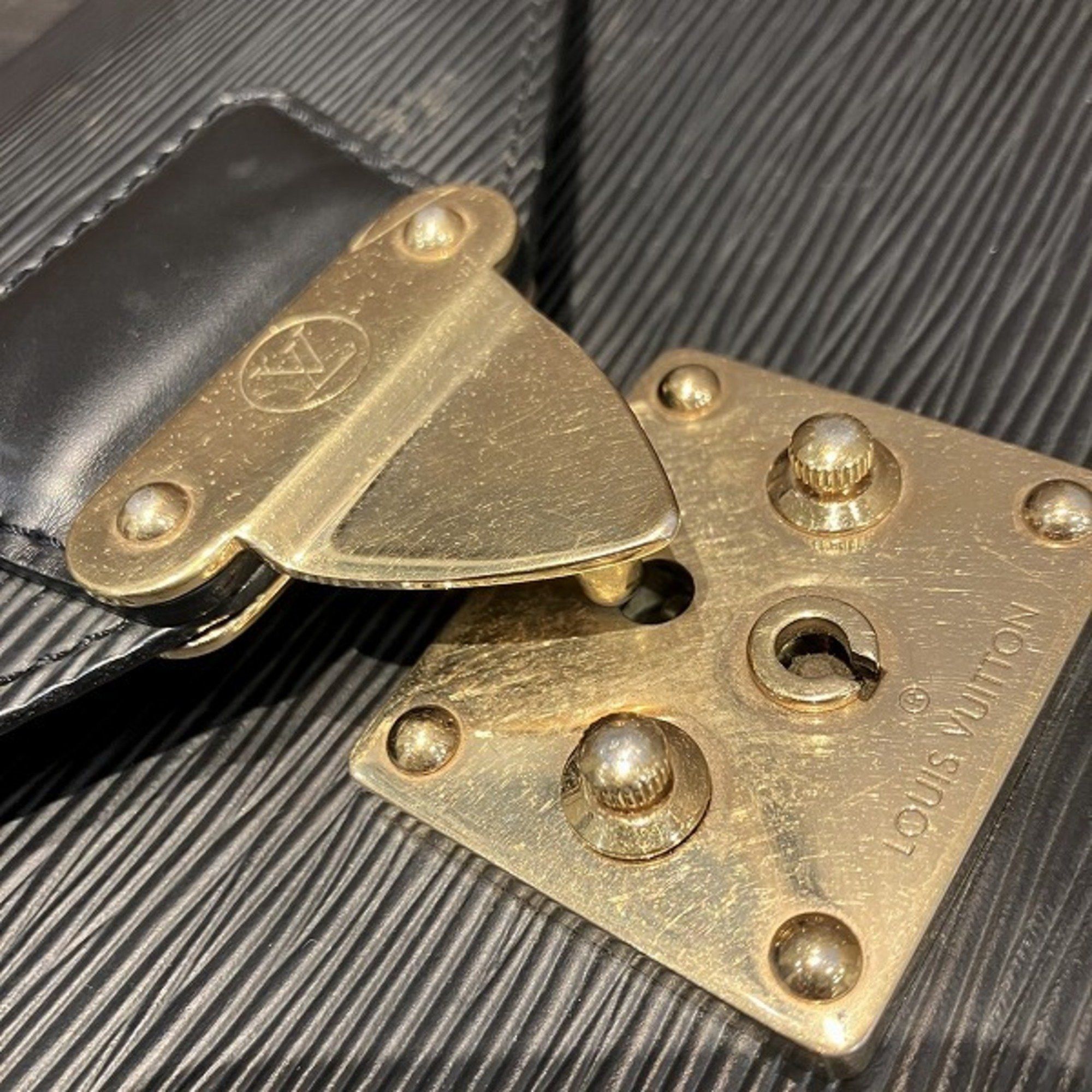 Louis Vuitton Serie Dragonne clutch