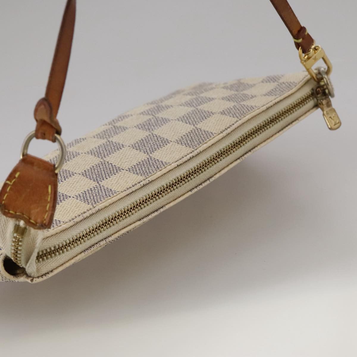 Louis Vuitton Pochette Accessoire White Canvas Clutch Bag (Pre-Owned) Size ONE SIZE - 18 Thumbnail