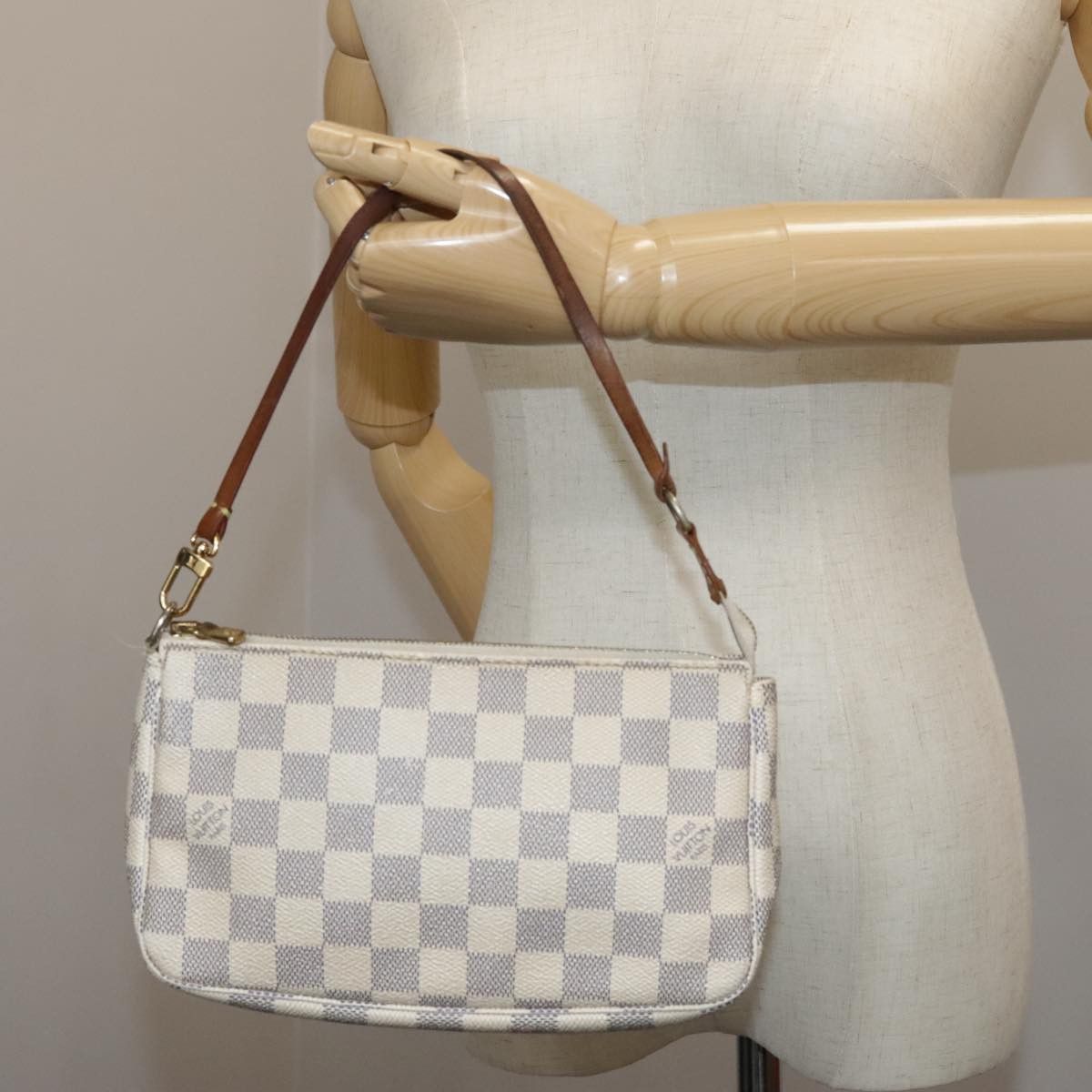 Louis Vuitton Pochette Accessoire White Canvas Clutch Bag (Pre-Owned) Size ONE SIZE - 16 Thumbnail